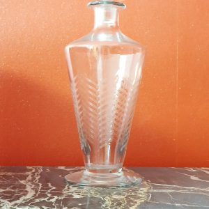 Carafe en verre gravé